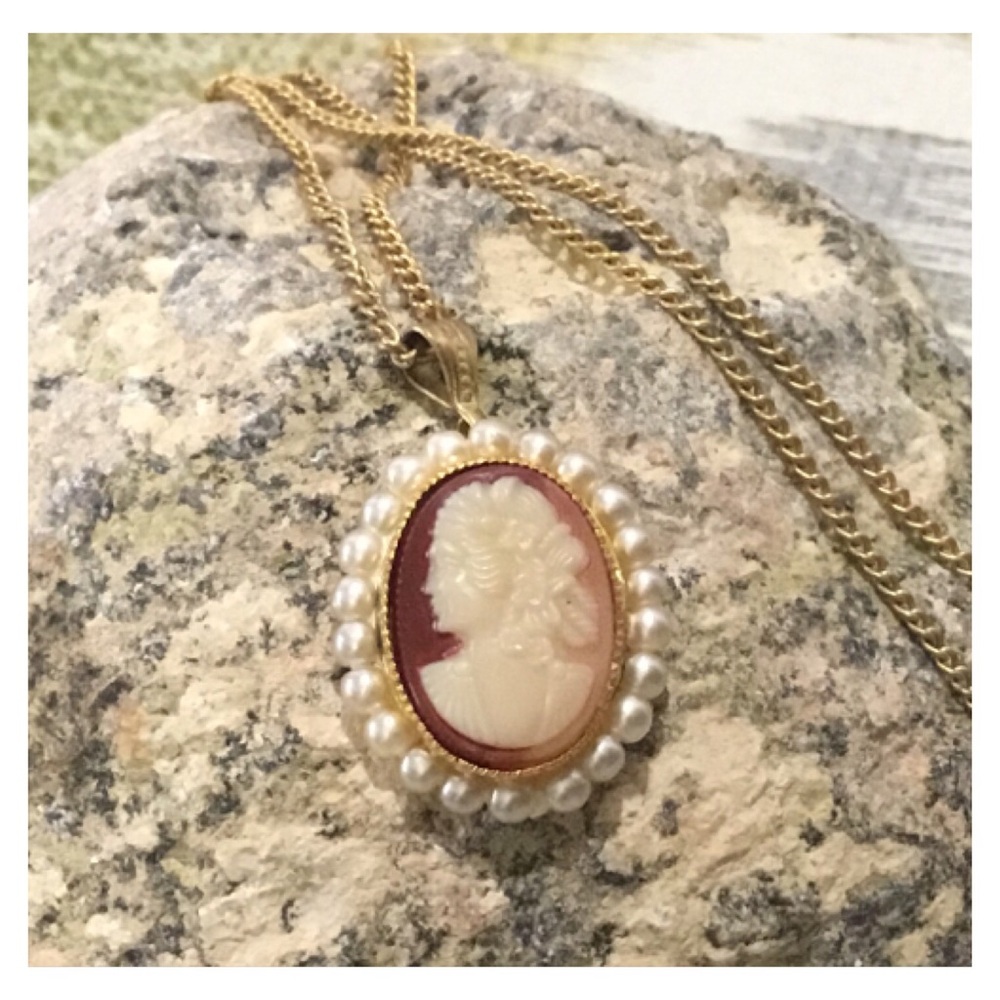 Vintage Shell Cameo Pearl Gold Pendant Necklace
